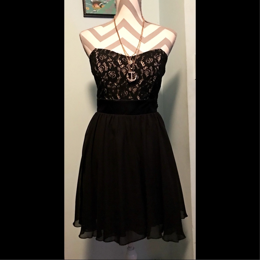 Adorable Size 5 Strapless Black Lace Dress